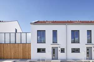 Modernes Reiheneckhaus mit Garten, Dachterrasse & direktem Tiefgaragenzugang – Lohwiesenweg 8, 85774 Unterföhring – Vorschaubild 2