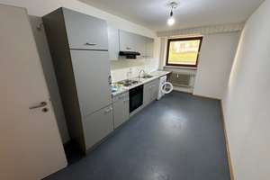 Nur für 1 Pers.  Ruhige, einfache 1-Zimmer-Keller-Wohnung mit separater Wohnküche u. großen Fenstern – Lerchenauer Str. 298, 80995 Feldmoching, München – Vorschaubild 2