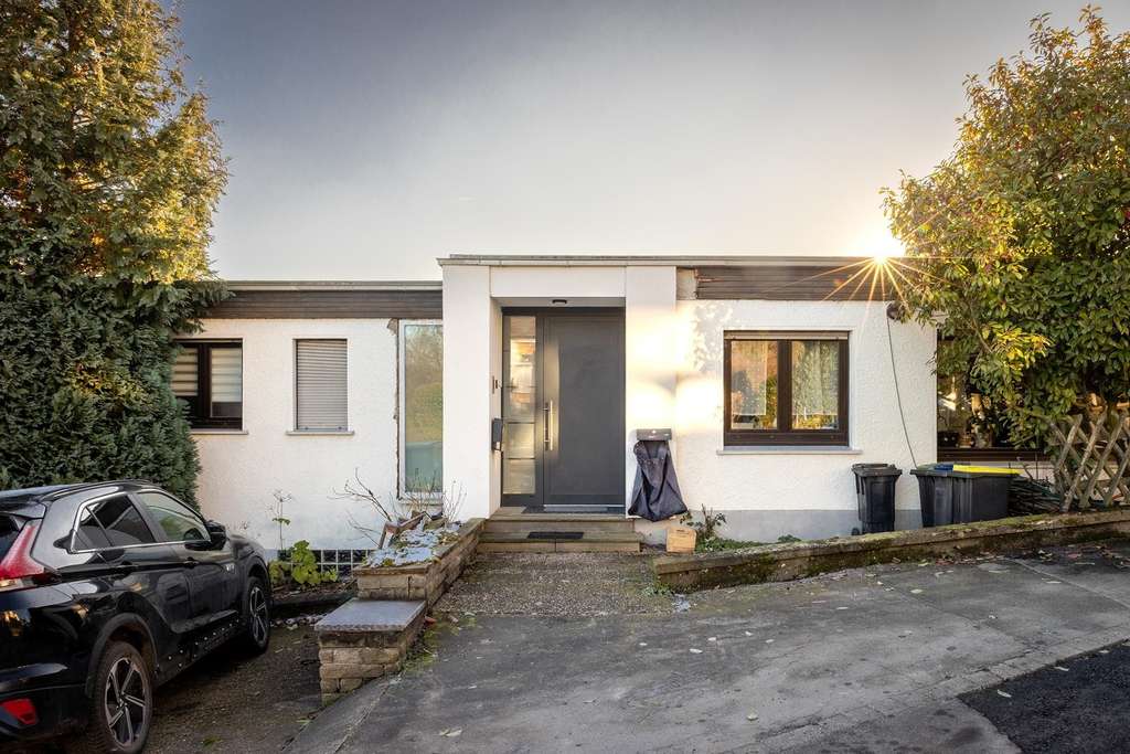 Immobilie in Fröndenberg/Ruhr - Chic und praktisch: Bungalow mit befahrbarem Keller + 2  Büros/Wohnungen - Bild 3