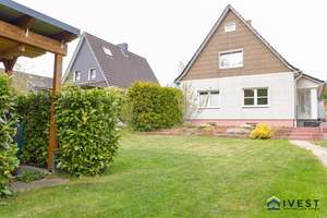 Saniertes Einfamilienhaus mit Wohlfühlfaktor in Lübeck: Sauna, Kachelofen und Garten