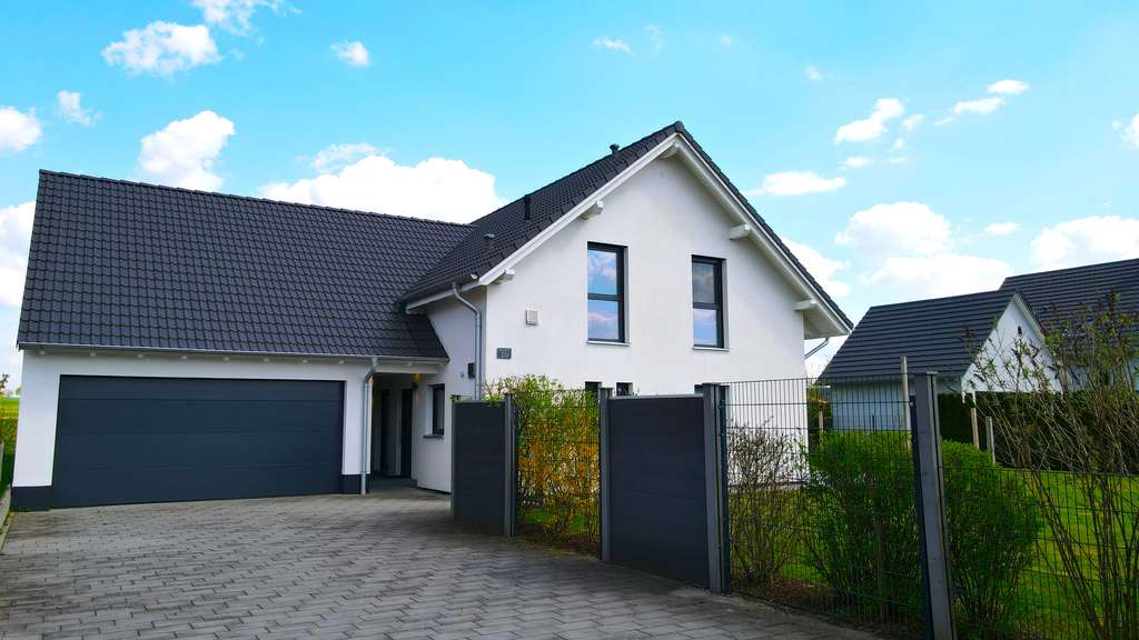 Immobilie in Breitenbrunn - MODERN, FEIN, SCHÖN! EFH MIT DOPPELGARAGE & SONNIGEM GARTEN AM ORTSRAND! EIN ZUHAUSE! - Bild 1