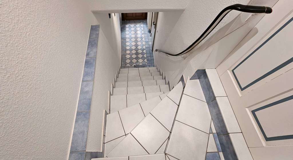 Immobilie in Zell (Mosel) - Moseltypisches Stadthaus in der Zeller Altstadt mit 2 Terrassen und Blick auf die Weinberge - Bild 3