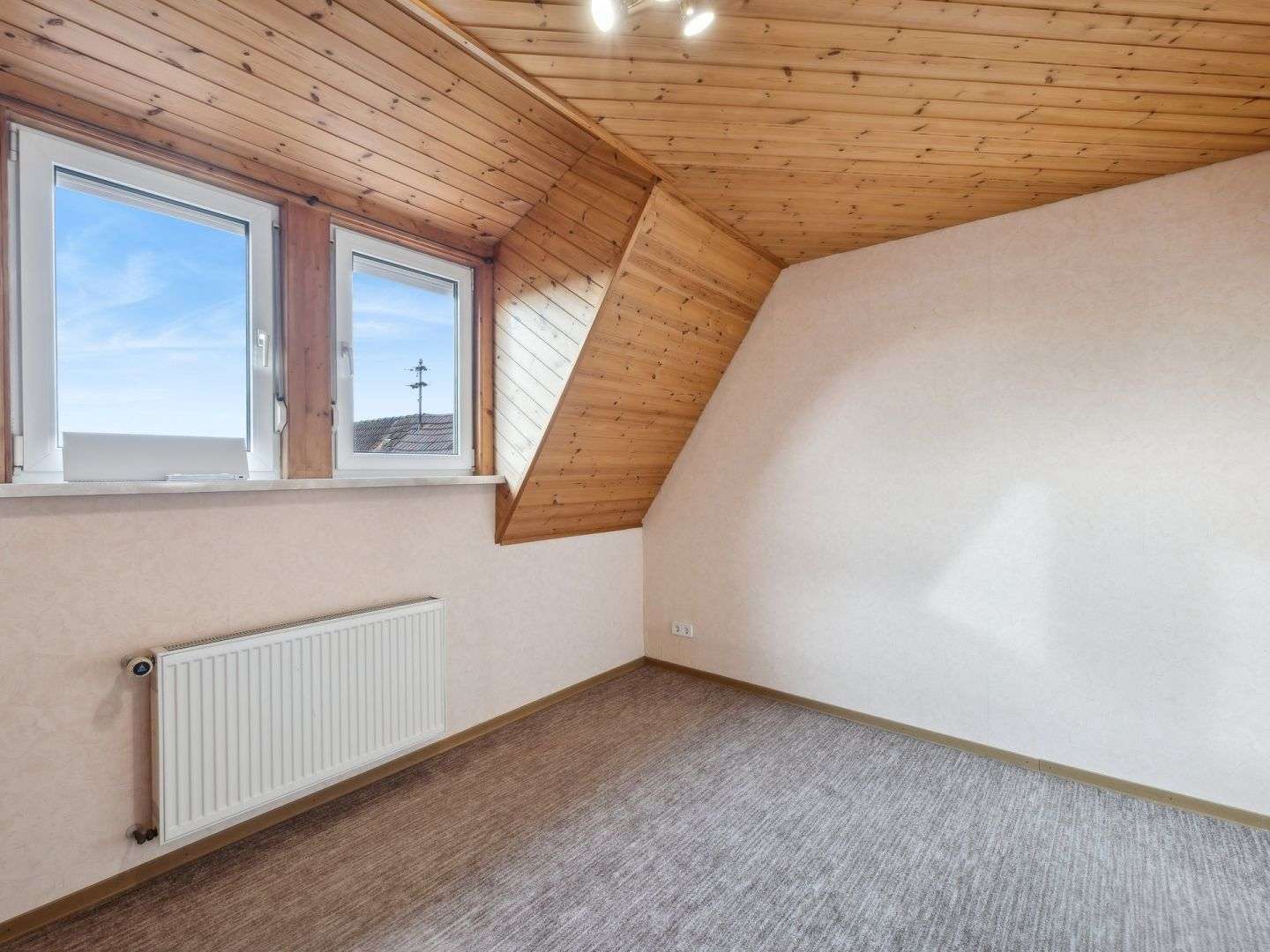 Immobilie in Schweigen-Rechtenbach - Maisonette-Wohnung im Anbau (1992) mit Garage im Dreifamilienhaus – Schweigen-Rechtenbach - Bild 2