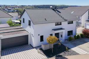 Fernblick & große Sonnenterrasse: Mit Doppelgarage, 2 Bädern, Kaminofen, PV-Anlage, EBK, bezugsfrei! – Die vollständige Adresse der Immobilie erhältst du vom Anbieter., 78078 Niedereschach – Vorschaubild 2