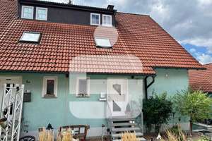 Platz für Familie und mehr...Geräumige DHH mit Garage in Wachenroth – Die vollständige Adresse der Immobilie erhältst du vom Anbieter., 96193 Wachenroth – Vorschaubild 1
