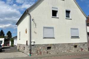 Zweifamilienhaus zum Top-Preis, ohne Garten! – Die vollständige Adresse der Immobilie erhältst du vom Anbieter., 35510 Butzbach – Vorschaubild 1