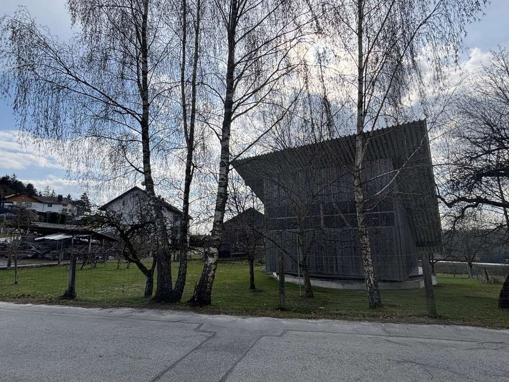 Immobilie in Büchlberg - Großzügiges Wohnhaus mit 5 Wohneinheiten, Nebengebäuden und PV-Anlagen auf ca. 4.087 m²  - Bild 1