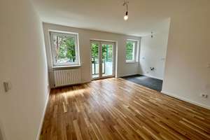 Balkon mit Blick ins Grüne: 3-Zimmer-Wohnung im 1. Stock in München – Forggenseestraße – Forggenseestraße 4, 81539 Obergiesing, München – Vorschaubild 2