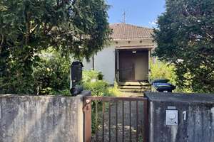 60er-Jahre Winkelbungalow auf einem großzügig gestalteten Grundstück in Bickenbach