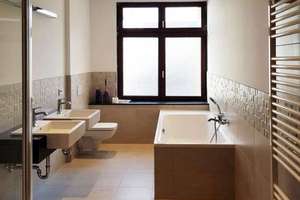 Stilvolle 4-Zimmer-Wohnung mit Badewanne, Dusche und Süd-Balkon in denkmalgeschütztem Altbau