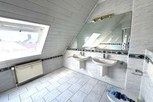 60437 Frankfurt (Nieder-Erlenbach), Maisonette Wohnung, Wfl. ca.130m²,4Zi,EBK,2Bä, 2 Balk, Stellpl. – Die vollständige Adresse der Immobilie erhältst du vom Anbieter., 60437 Nieder-Erlenbach, Frankfurt am Main – Vorschaubild 11