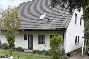 Von privat: Freistehendes Einfamilienhaus, aufgeteilt in 2 Wohnungen, 1150 qm Grundstück in Schildow