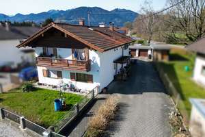 Charmantes Zweifamilienhaus auf großem Grundstück – Kapitalanlage heute – Eigennutzung morgen – Die vollständige Adresse der Immobilie erhältst du vom Anbieter., 83064 Raubling – Vorschaubild 1