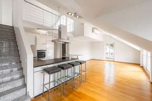 AIGNER - Wohnkomfort auf zwei Ebenen: Stilvolle Galeriewohnung mit zwei Balkonen und Dachterrasse