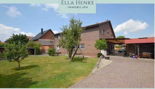 Bild von Schönes, gepflegtes Zweifamilienhaus mit Garten und 3 Garagen.