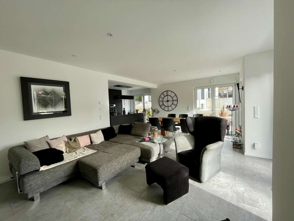 Immobilie in Geislingen - Einfach einziehen - Modernes Einfamilienhaus mit sonniger Terrasse und Garten!  - Bild 4