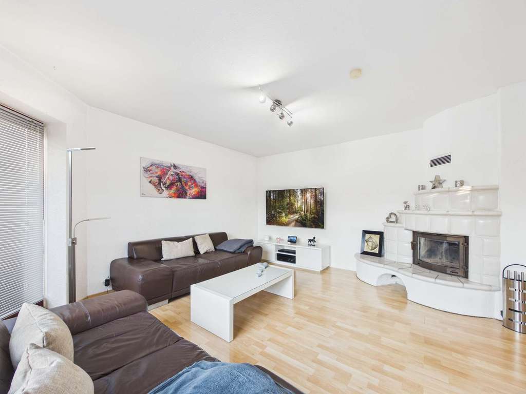 Immobilie in Leiferde - Einfamilienhaus mit 5 Zimmer, Kamin, Garage, Garten u. wohnlichem Keller in ruhiger Lage in Leiferde - Bild 2