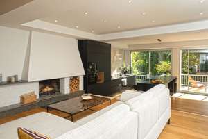 Stilvoll renovierte 3 Zimmer Wohnung, Balkon, hochwertige Einbauküche, Kamin + Garage in Düsseldorf