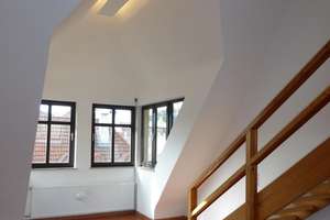 Wohlfühl 5-Zimmer-Dachatelier Wohnung mit Loggia und Einbauküche