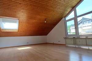 Charmante 3-Zimmer Dachgeschosswohnung mit Balkon in Stuttgart-Feuerbach – Fichtelbergstraße 40, 70469 Lemberg/Föhrich, Stuttgart – Vorschaubild 2