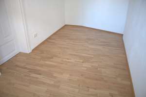 Historisch Gut Wohnen am Marktplatz: 2,5-Zimmer-Wohnung in Adelsdorf, EBK, Parkett, Holzfenster – Marktplatz 18, 91325 Adelsdorf – Vorschaubild 10