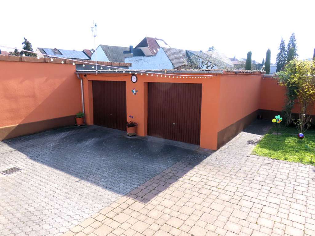 Immobilie in Oberhausen-Rheinhausen - Zweifamilienhaus mit attraktiver ganzjährig nutzbarer Terrasse in Oberhausen - Bild 2