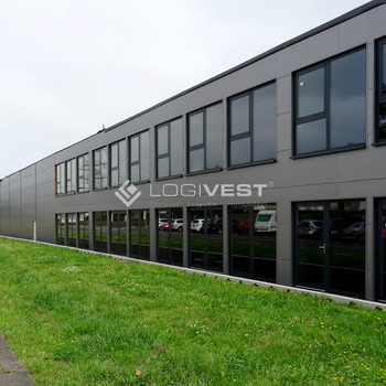 Moderne Lager-/Produktionshalle mit Bürotrakt