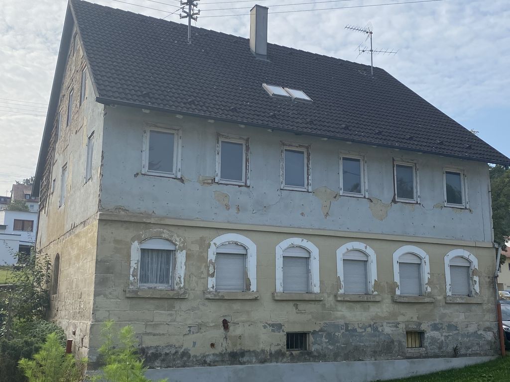 Haus mit großem Grundstück im Zentrum von Bettringen