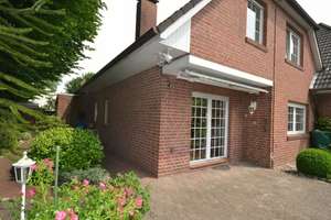 Behagliches Wohnhaus - Haushälfte - mit 121 m² Wohnfläche und einem Carport mit gemauertem Abstellsc