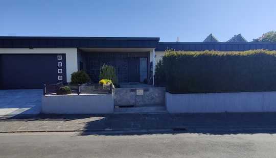 Bild von Traumhafter Bungalow mit großem Indoor-Pool, Atrium und blickgeschütztem Garten