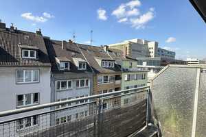 Möblierte & helle 1-Zimmer-Wohnung mit Balkon und Fernsehturm-Blick – Kronenstrasse 28, 40217 Düsseldorf – Vorschaubild 1