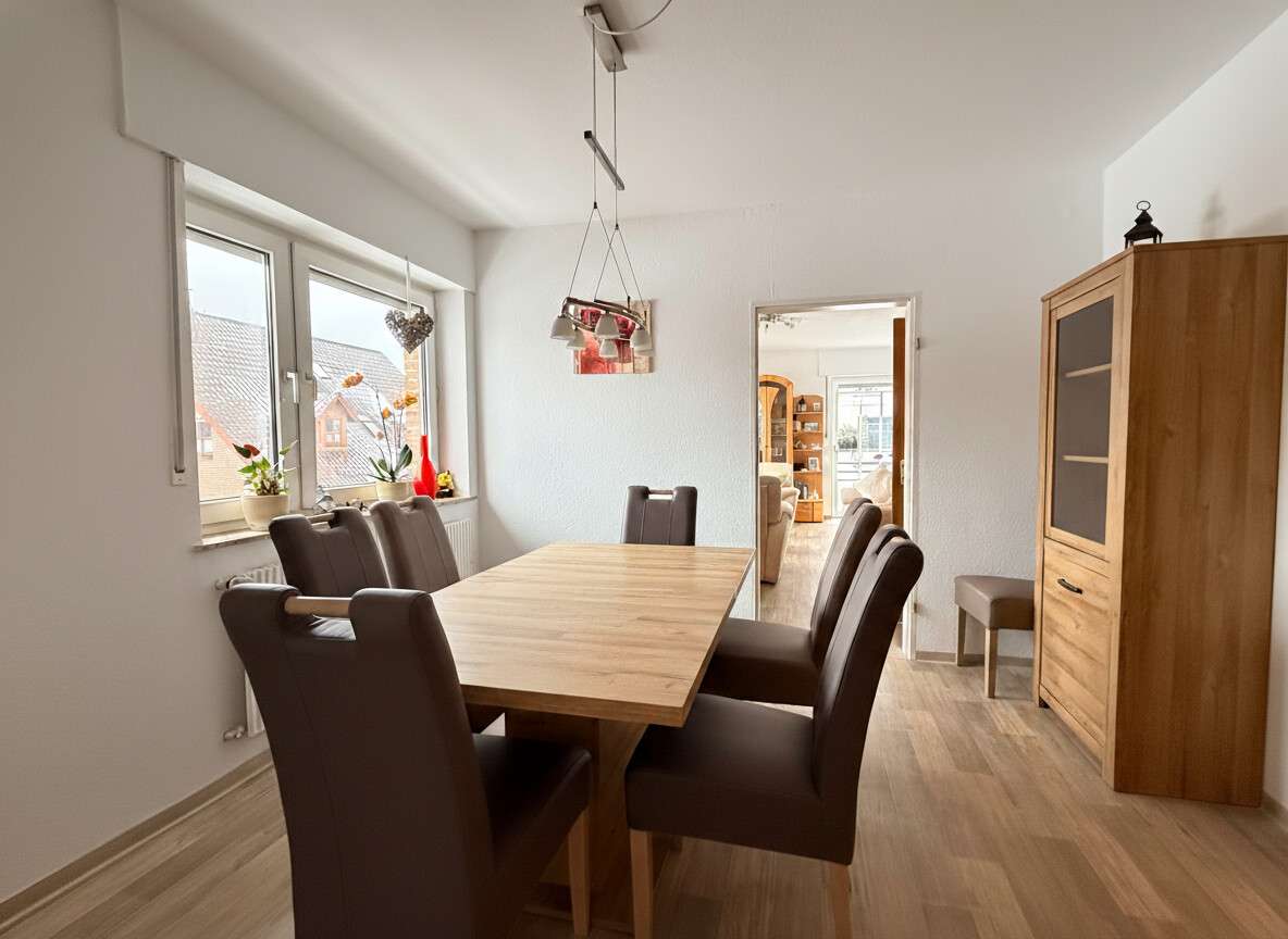 Immobilie in Horn-Bad Meinberg - Großzügiges 2-Familienhaus in Hanglage mit Dachterrasse, Loggia und 4 Garagen - Bild 5