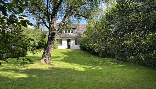 Bild von Einfamilienhaus in Wohldorf-Ohlstedt mit großem Grundstück