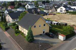 Haus/Wohnung mit EBK (Nähe Flughafen Hahn); Kamin + Wärmepumpe; Terrasse , Rasen, Energieausw.A – Doktor-Wilhelm-Schüler-Ring 1, 55491 Rhein-Hunsrück-Kreis – Vorschaubild 2