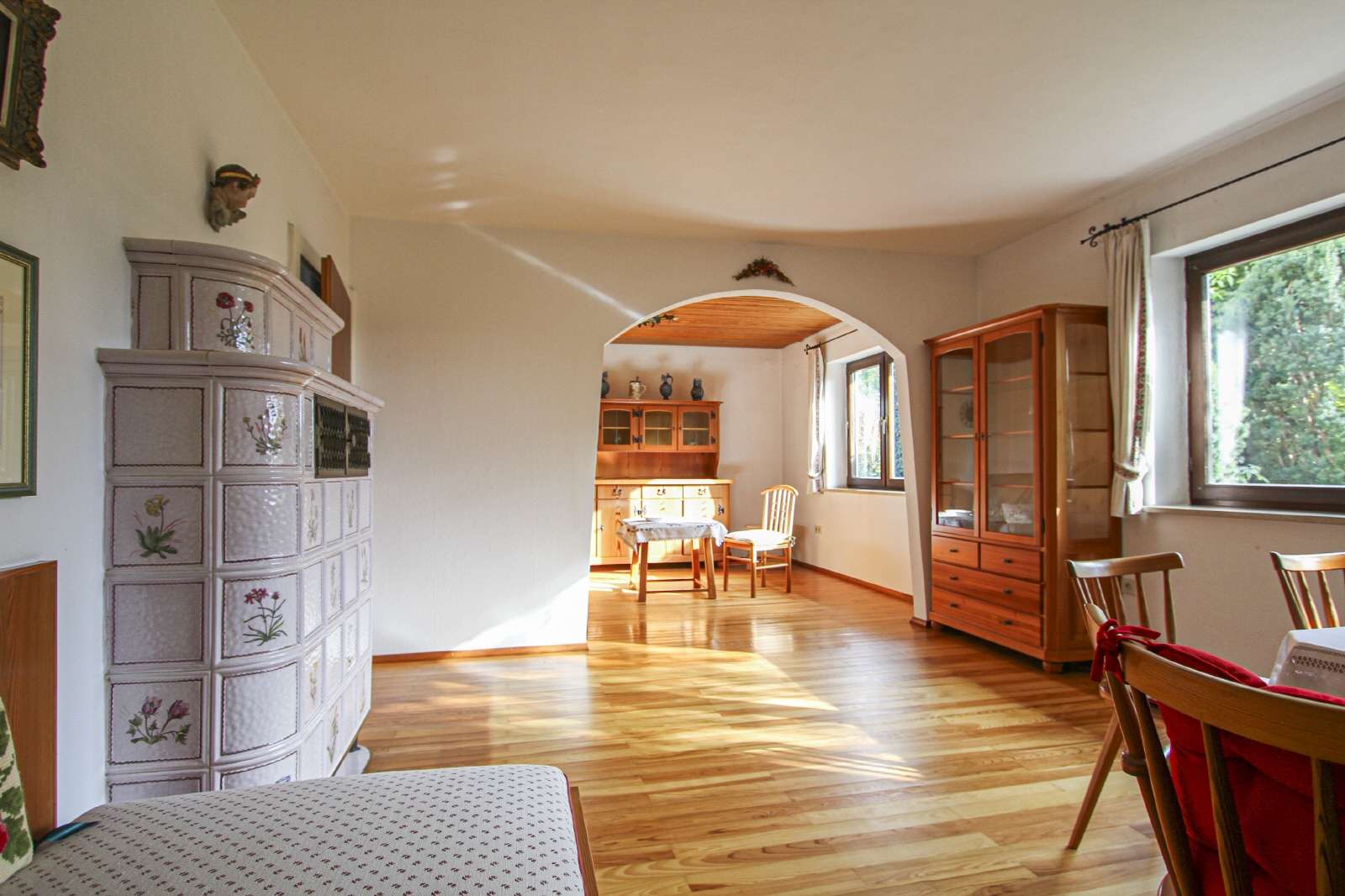 Immobilie in Inning am Ammersee - INNING: GROSSES ANWESEN AUF IDYLLISCHEM HANGGRUNDSTÜCK - Bild 0