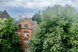 Renovierte, grosszügig geschnittene  5 Zi. Altbauwohnung mit Einbauküche !