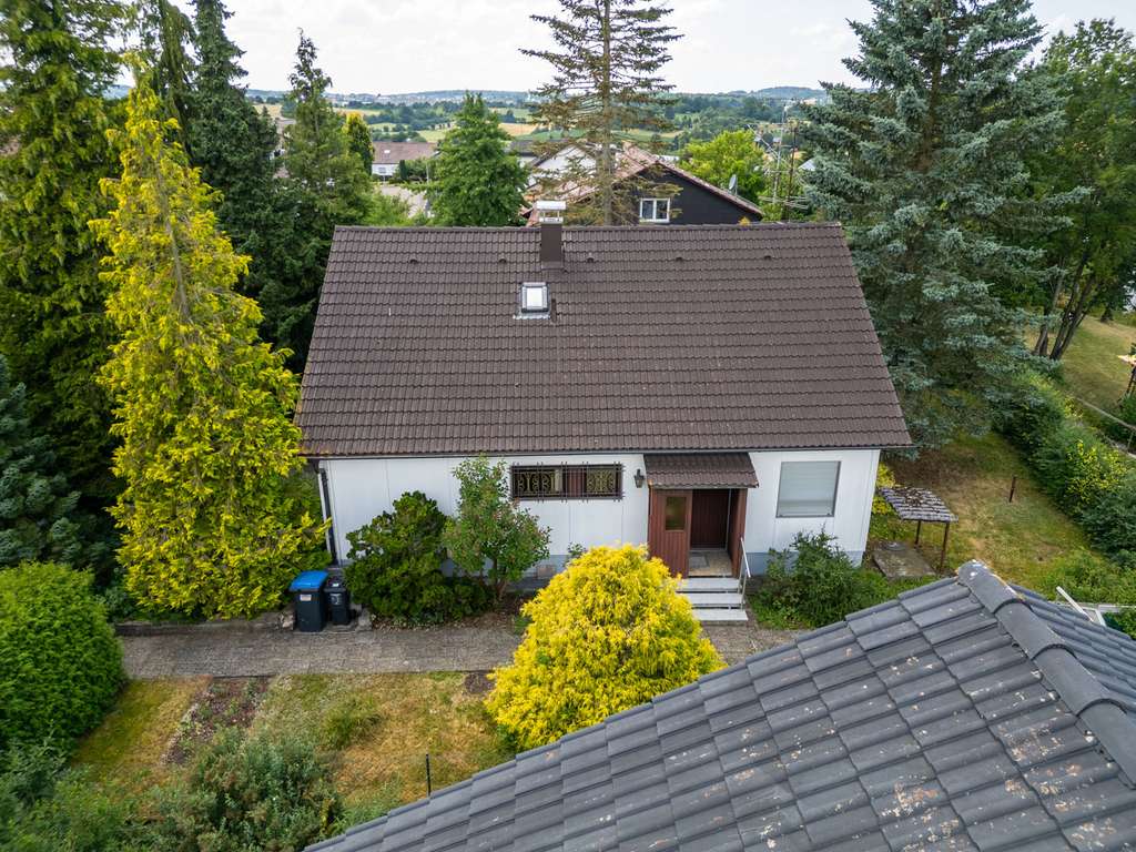 Immobilie in Laichingen - Einfamilienhaus mit viel Potenzial in sonniger Lage - Bild 0