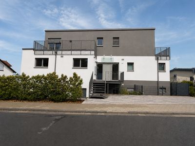 Modern & vollmöbliert: Großzügige 4 Zimmer Wohnung mit Balkon und Tiefgaragenstellplatz!!