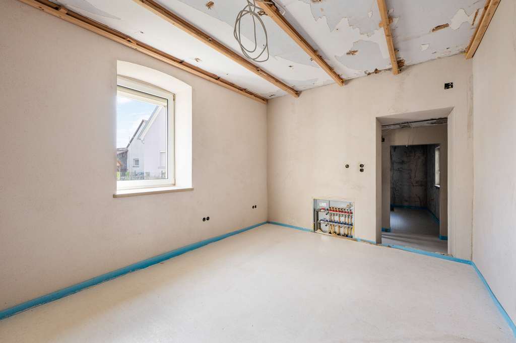 Immobilie in Sulzfeld - 2-Famillienhaus mit großer Scheune – teilsaniert, ideal für Handwerker! - Bild 4