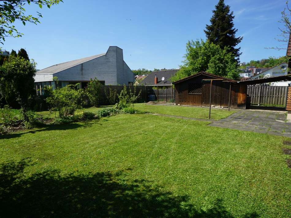Großer, gepflegter Garten