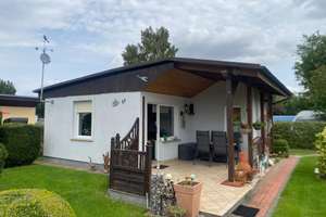 Charmanter Bungalow in Gustow mit eigenem Garten und überdachter Terrasse – Die vollständige Adresse der Immobilie erhältst du vom Anbieter., 18573 Gustow – Vorschaubild 1
