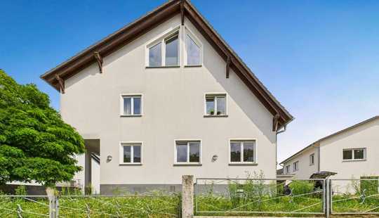 Bild von Panoramablick inklusive – Zweifamilienhaus mit Terrasse, Balkon und großem Grundstück in Bad Vilbel