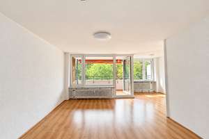 Großzügig wohnen über den Baumwipfeln – Balkon, Einbauküche & Aufzug
