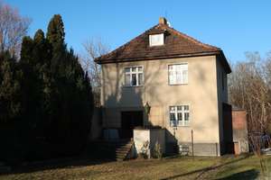 Altglienicke: Großzügiger, klassischer 30er-Jahre Würfelbau auf großem Grundstück in Villenlage