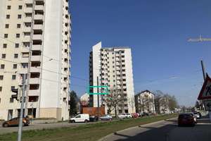 Ideal angebunden: Unrenovierte Drei-Zimmer-Wohnung mit 2 Balkonen (WBS erforderlich)