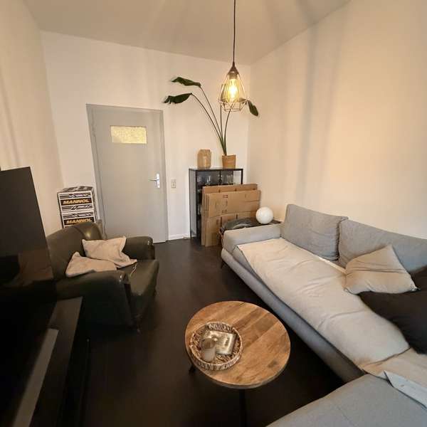 *** Moderne 4-Zimmer-Wohnung mit Stellplatz & zwei Bädern ***