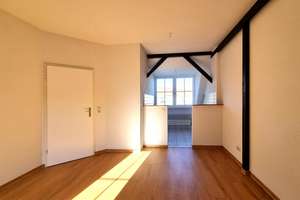 neu renovierte 2-R-Whg im Dachgeschoss