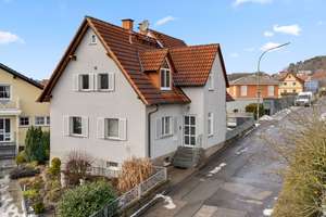 Vielseitig nutzbar! Gepflegtes Zweifamilienhaus mit Terrasse und Balkon in ruhiger Lage – Die vollständige Adresse der Immobilie erhältst du vom Anbieter., 96170 Lisberg – Vorschaubild 2