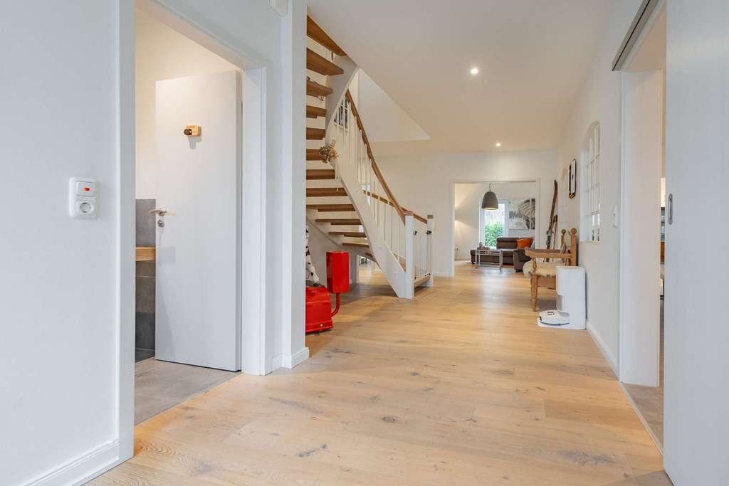 Immobilie in Nienborstel - Luxuriöses Familienwohnen – moderne Stadtvilla mit Garten, Sauna und Pizzaofen - Bild 2