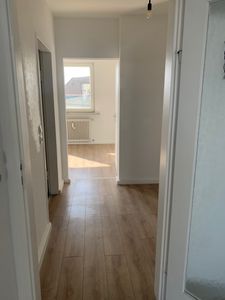 Moderne 2-ZW mit Balkon und EBK!